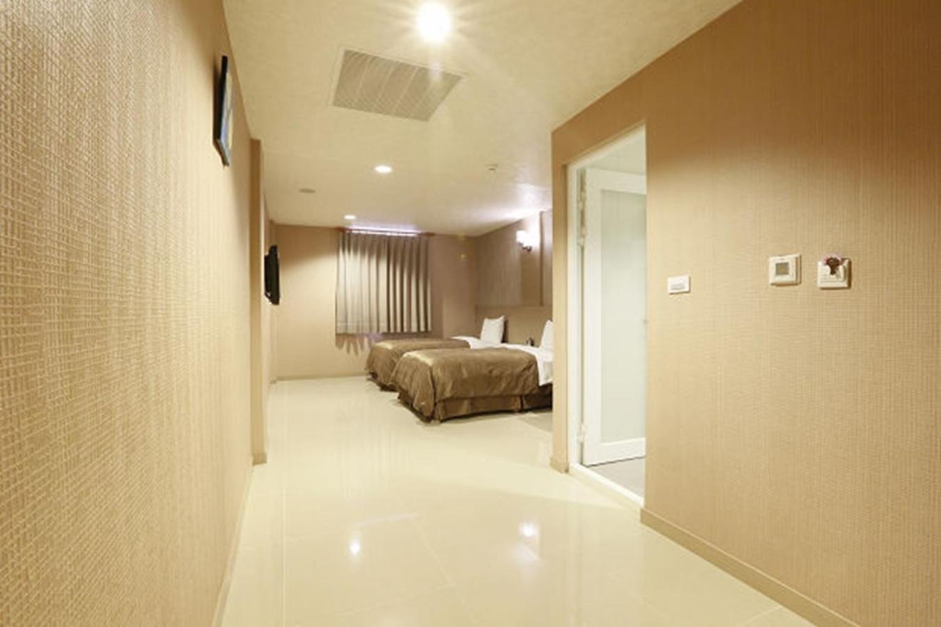 Hua Xiang Motel - Arena Гаосюн Екстер'єр фото