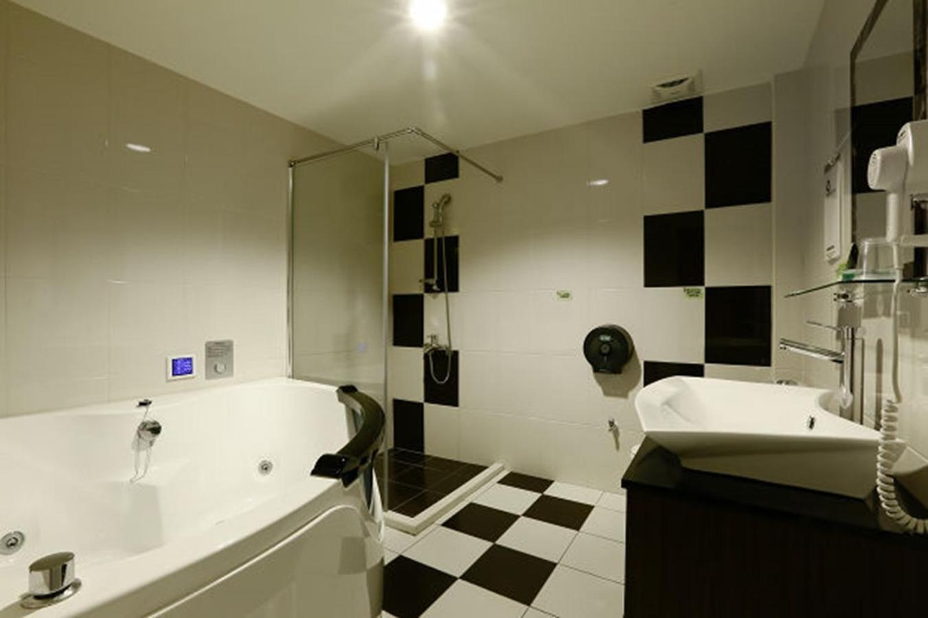 Hua Xiang Motel - Arena Гаосюн Екстер'єр фото
